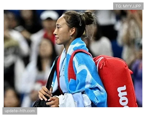 郑钦文下了飞机我看着她行李箱里的包，房租都比不过，瞬间心态崩了